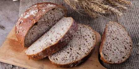 sliced wholemeal bread on wooden board
