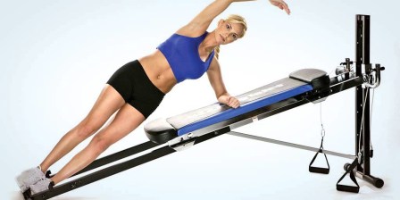 woman doing side plank on exercise machine
