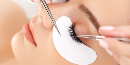 woman getting eyelash extensions