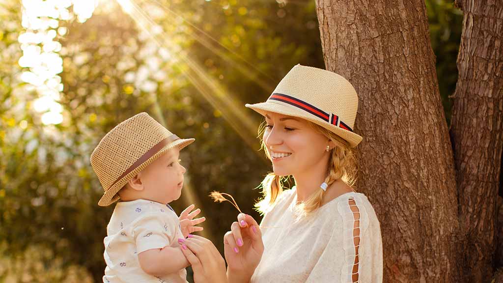 mother_and_child_wearing_hats_in_the_sun