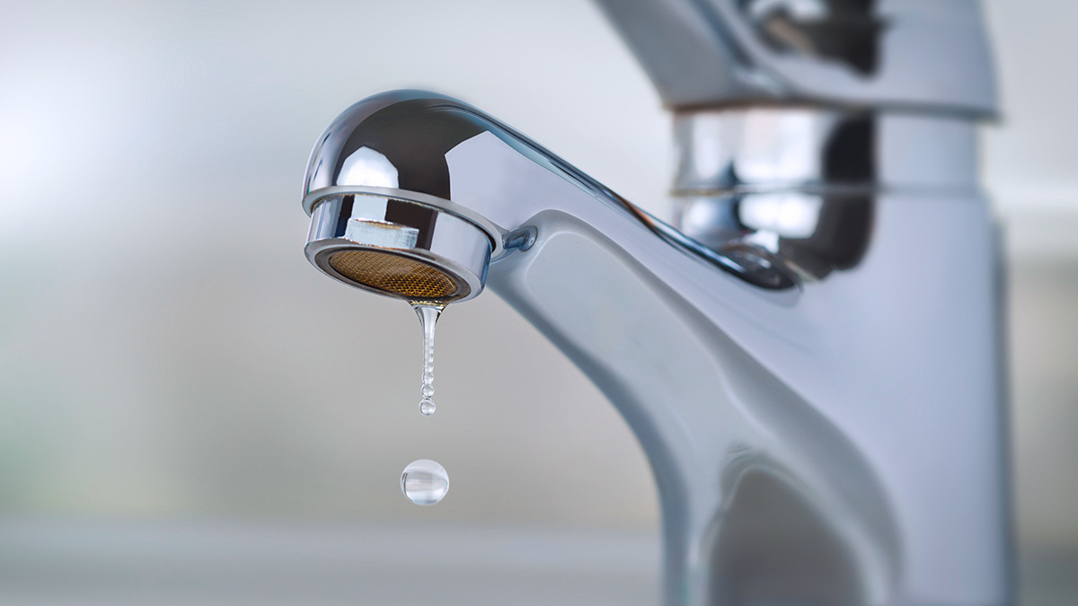 tap with rusty faucet aerator needing a clean