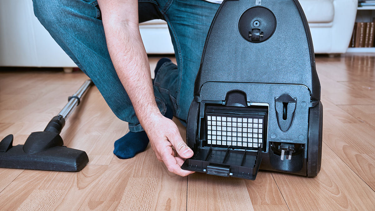 Changing the exhaust filter on a vacuum cleaner