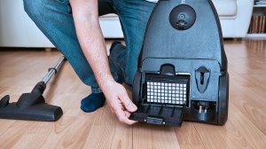 Changing the exhaust filter on a vacuum cleaner