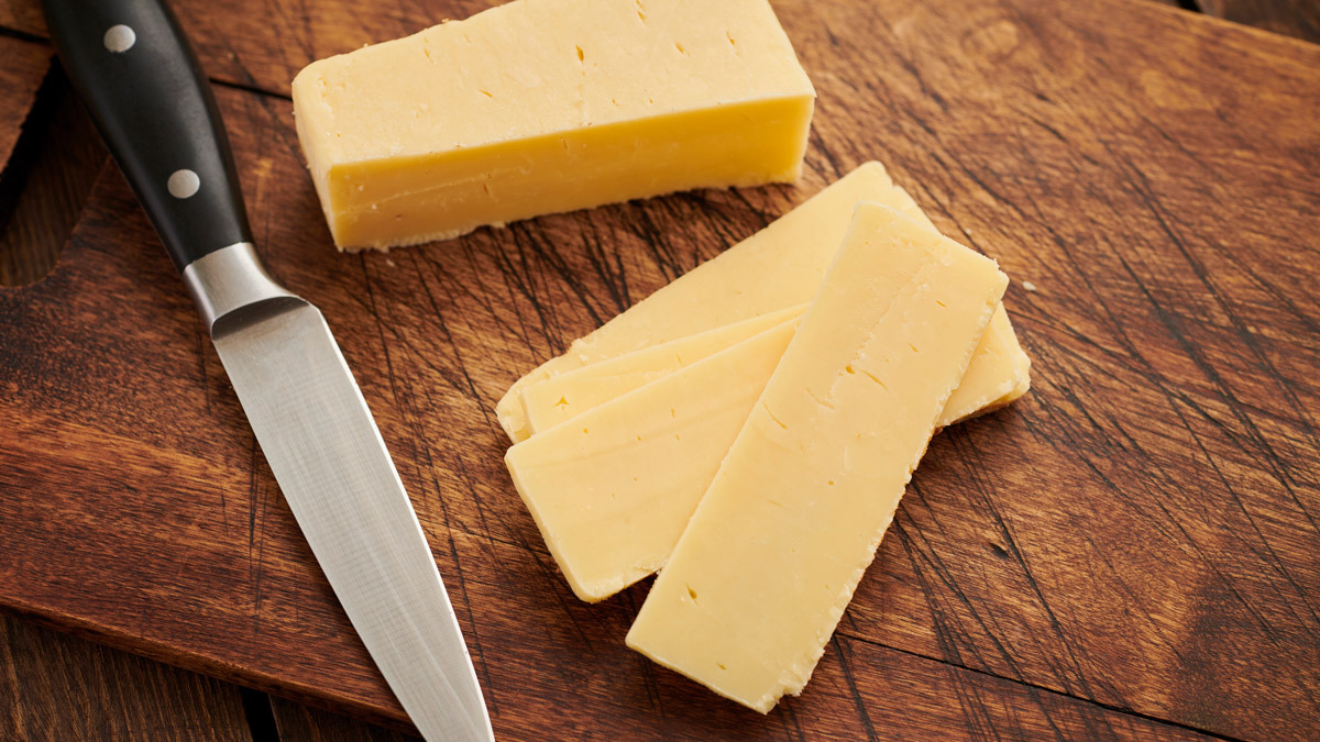 cheddar_cheese_on_wooden_board