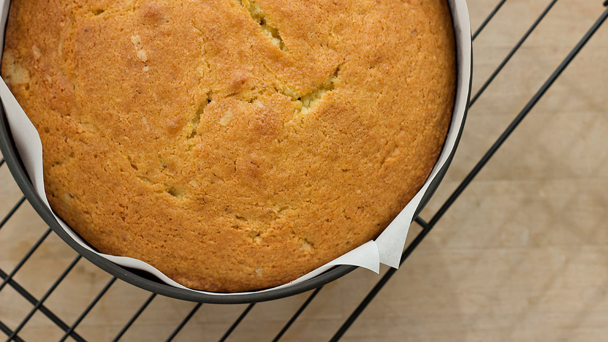 sponge_cake_in_tin_on_cooling_rack