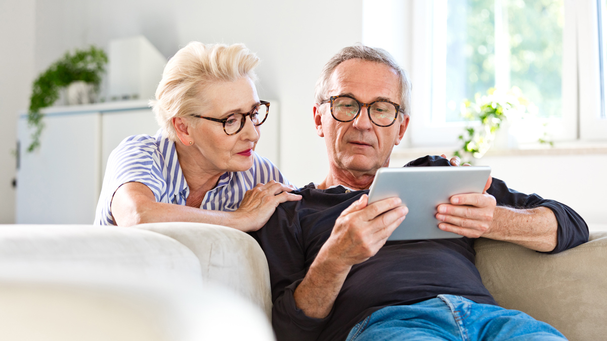 looking_at_superannuation_online_couple