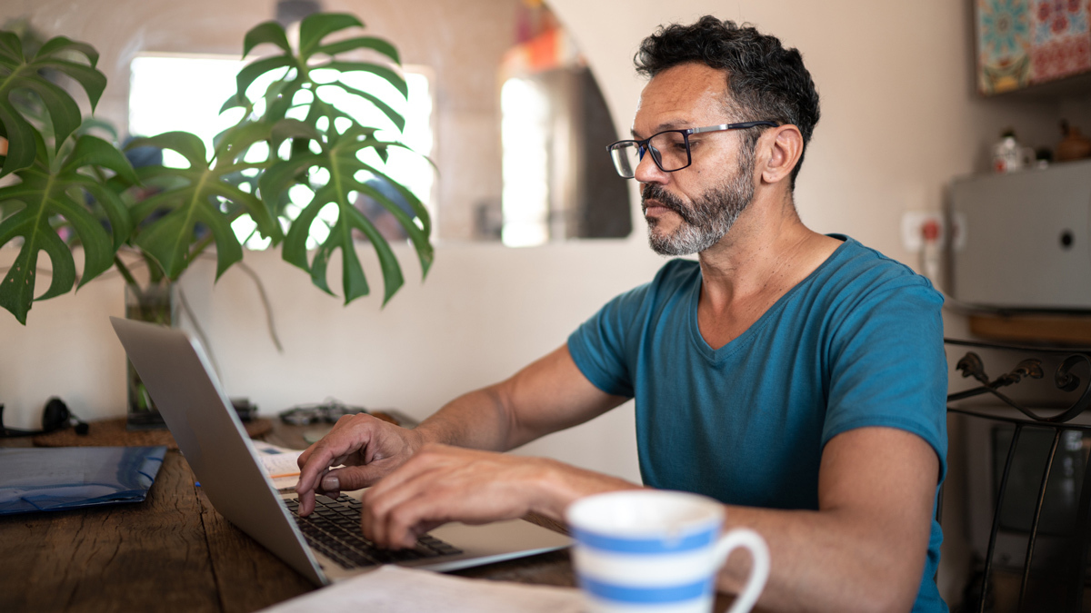 man_using_a_computer_agree_to_contract