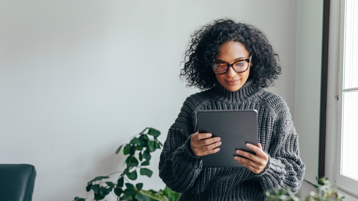 woman_using_ipad_tablet