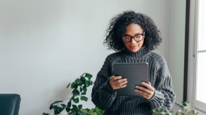 woman_using_ipad_tablet