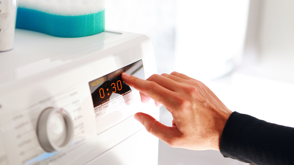 choosing a washing machine cycle