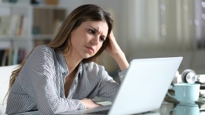 woman_lodging_online_complaint