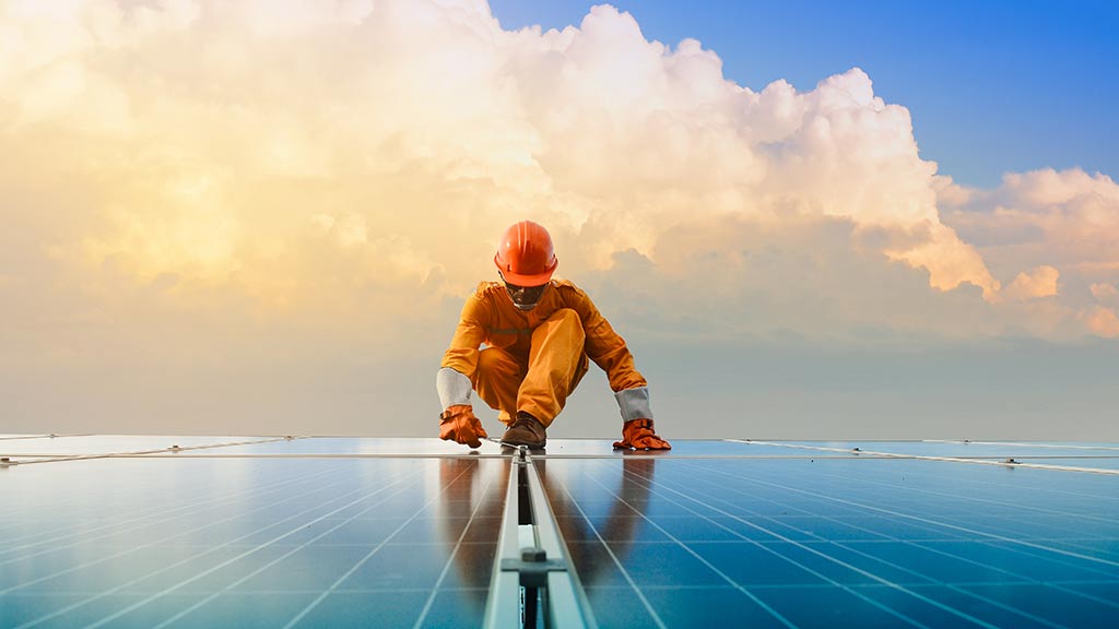 installing_solar_panels_on_roof