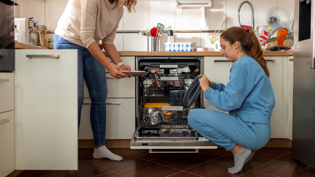 Couple_stacking_a_dishwasher