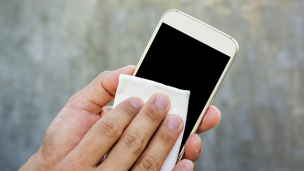 person_cleaning_phone_with_microfibre_cloth