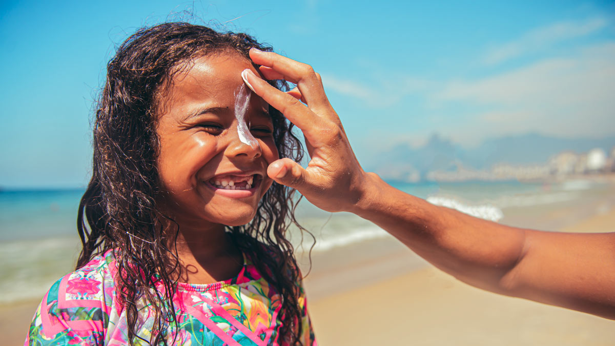 little girl using sunscreen what to look for lead