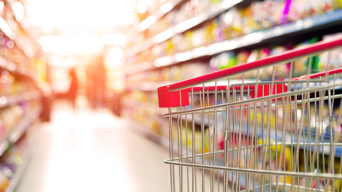 shopping_trolley_in_supermarket_aisle