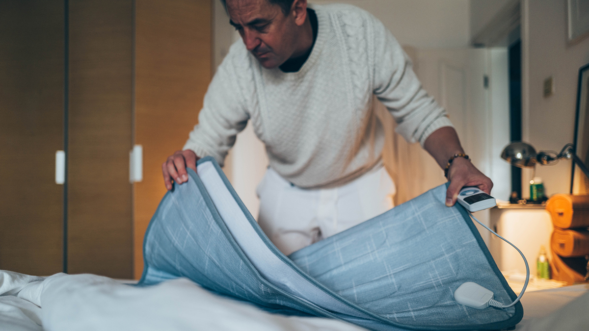 man_with_electric_blanket_on_bed (1)