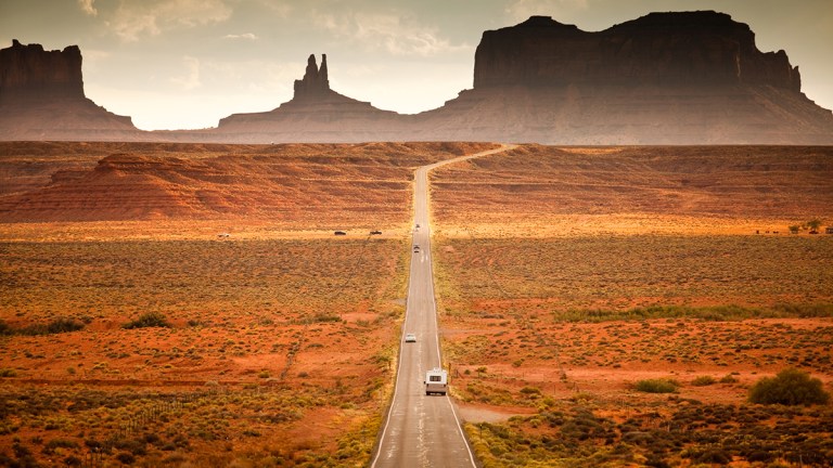 road_trip_through_monument_valley_usa