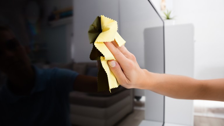 cleaning_a_television_screen_with_a_microfibre_antistatic_cloth