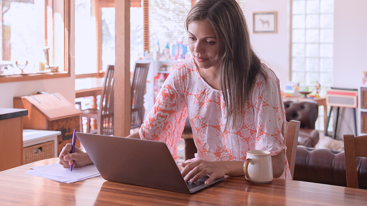 person_on_laptop_checking_prices_of_home_insurance