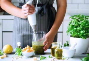 woman_making_pesto_with_stick_blender
